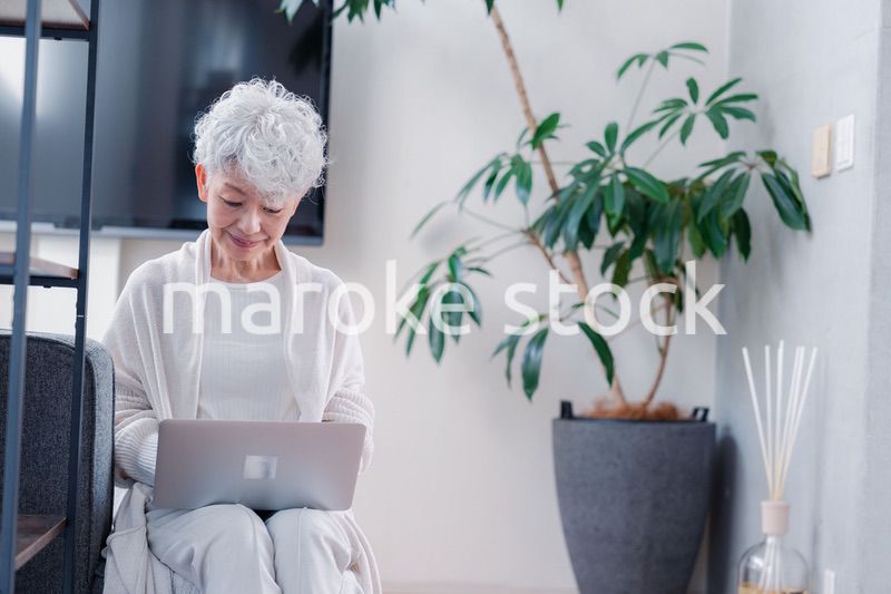 パソコンを使うシニアの女性