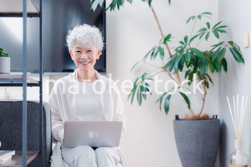 パソコンを使うシニアの女性