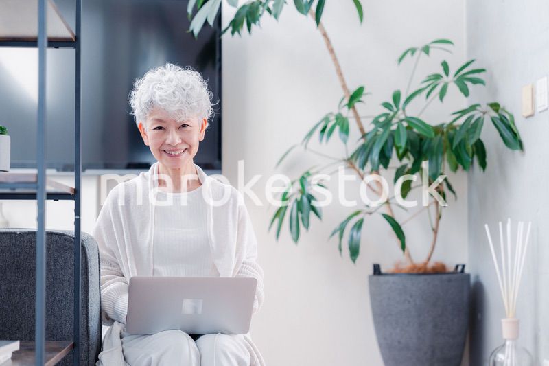 パソコンを使うシニアの女性