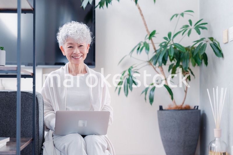 パソコンを使うシニアの女性