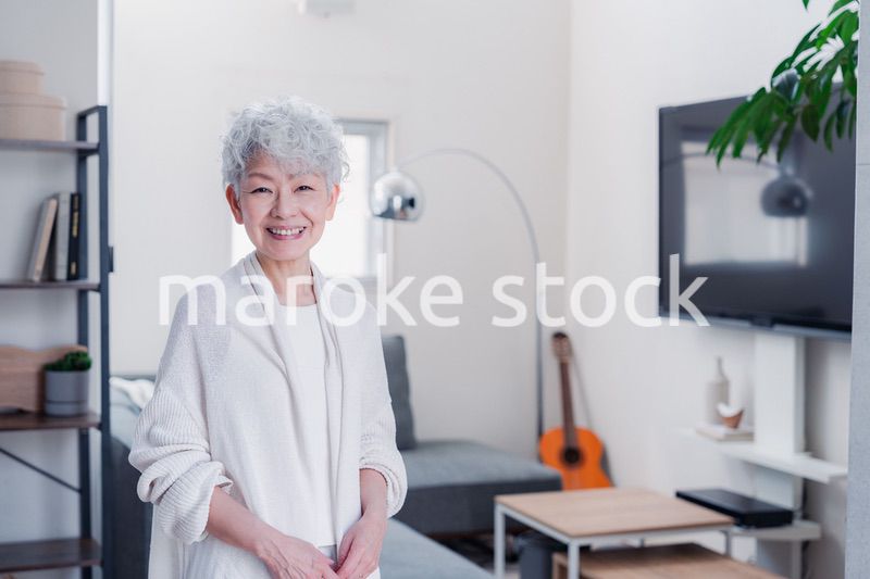 笑顔でカメラを見るシニアの女性