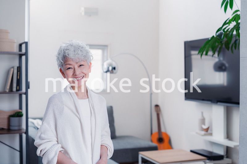 笑顔でカメラを見るシニアの女性