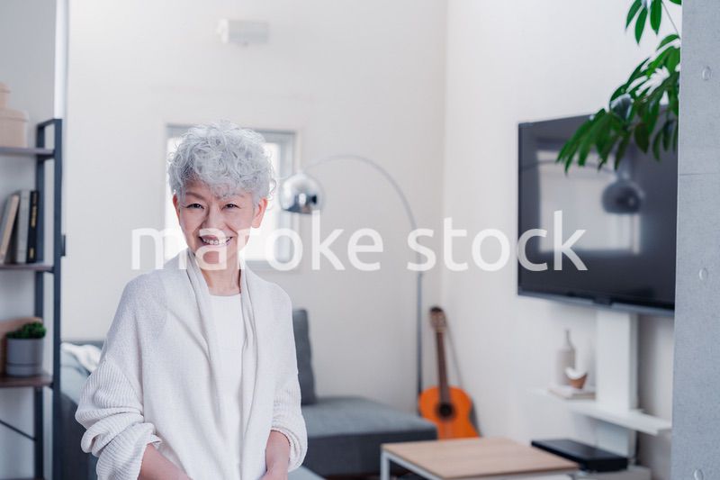 笑顔でカメラを見るシニアの女性