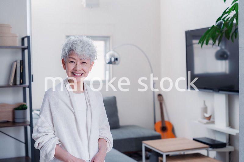 笑顔でカメラを見るシニアの女性