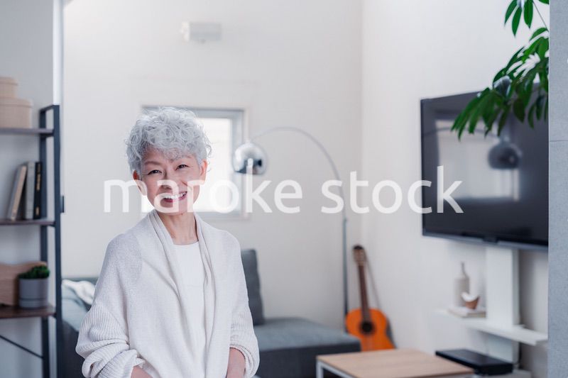 笑顔でカメラを見るシニアの女性