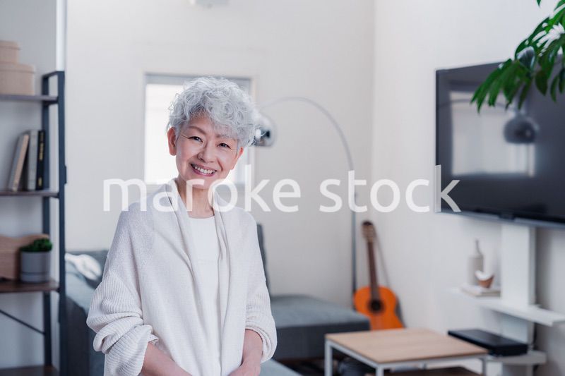 笑顔でカメラを見るシニアの女性