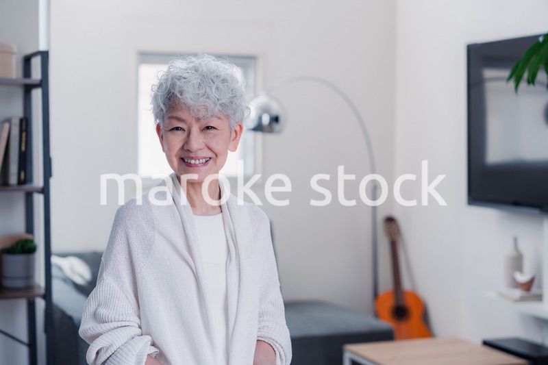 笑顔でカメラを見るシニアの女性