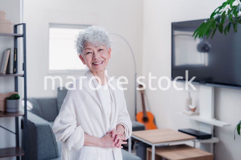 笑顔でカメラを見るシニアの女性