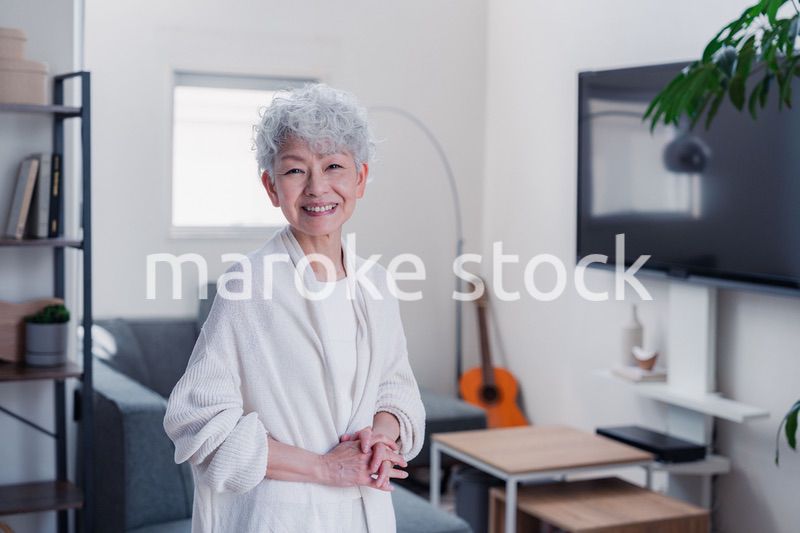 笑顔でカメラを見るシニアの女性