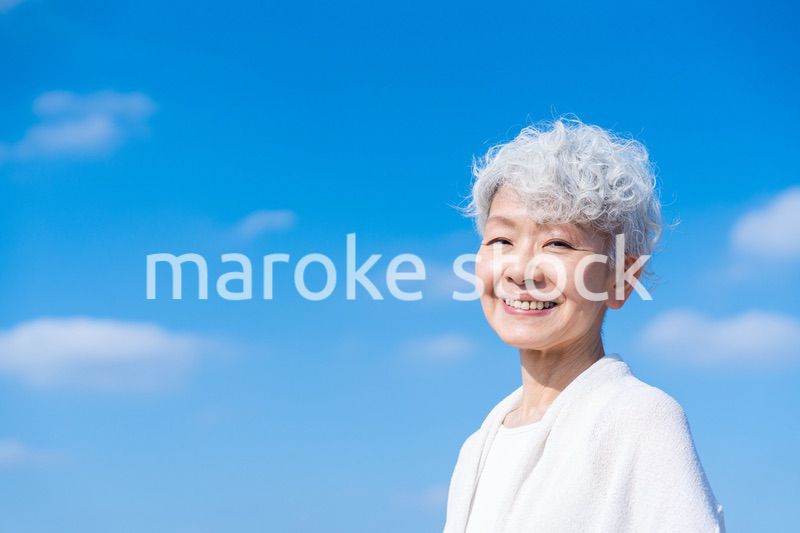 笑顔でカメラを見るシニアの女性