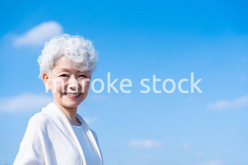 笑顔でカメラを見るシニアの女性