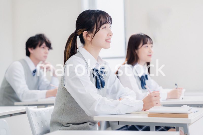 教室で授業を受ける学生