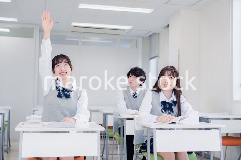 教室で授業を受ける学生