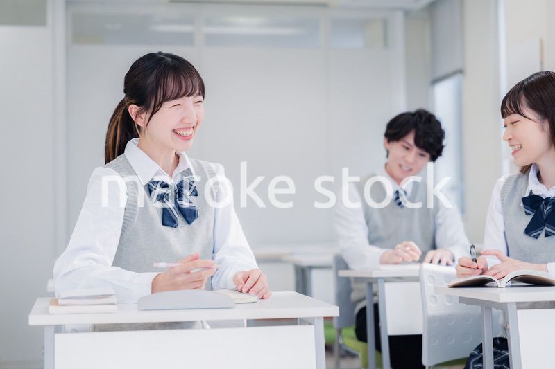 教室で授業を受ける学生