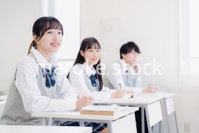 教室で授業を受ける学生