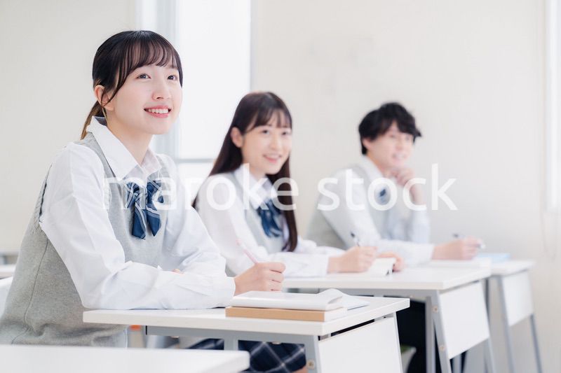 教室で授業を受ける学生