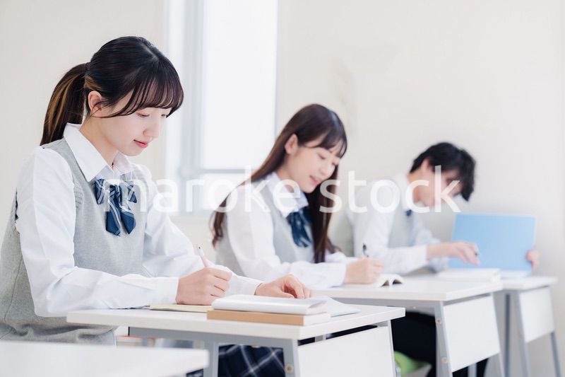 教室で授業を受ける学生