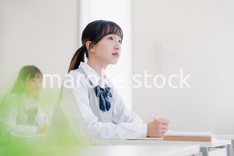 教室で授業を受ける学生