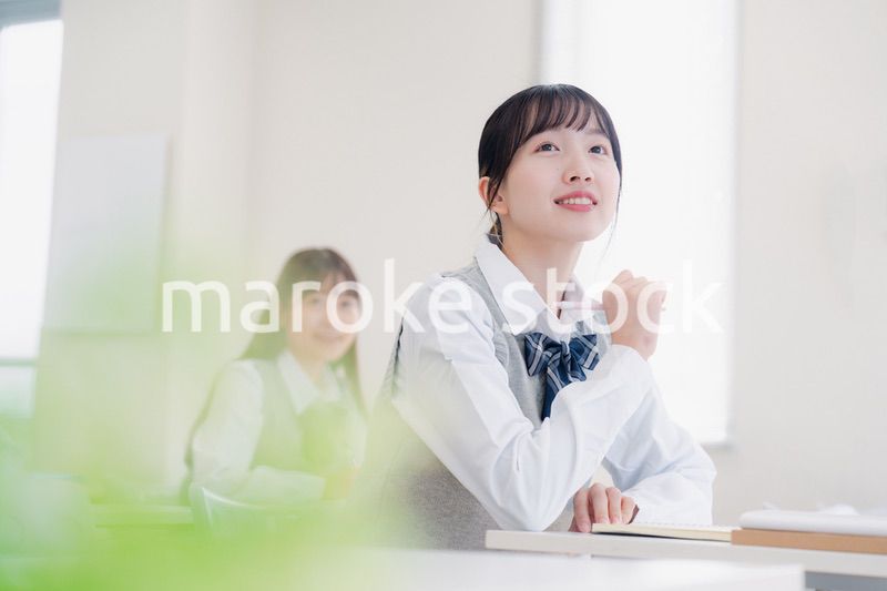 教室で授業を受ける学生