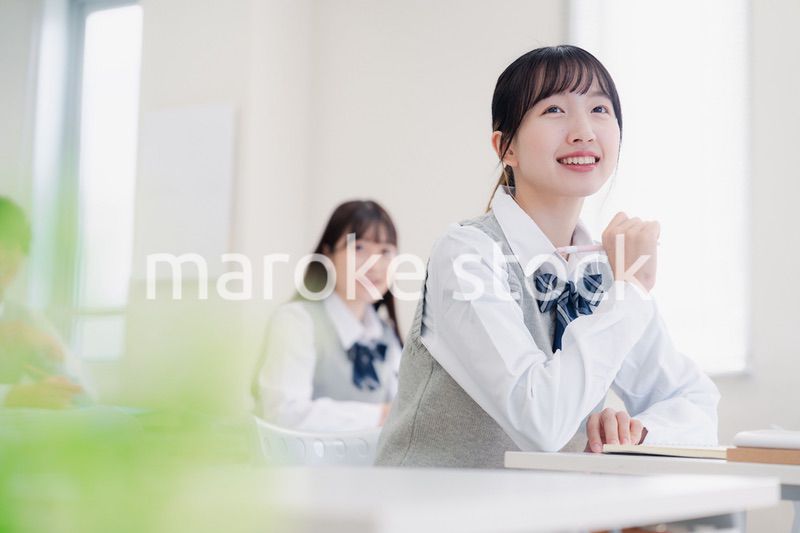 教室で授業を受ける学生