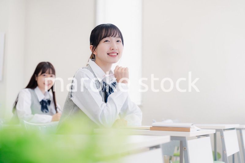 教室で授業を受ける学生