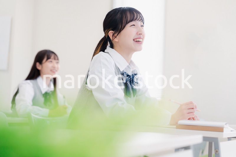 教室で授業を受ける学生