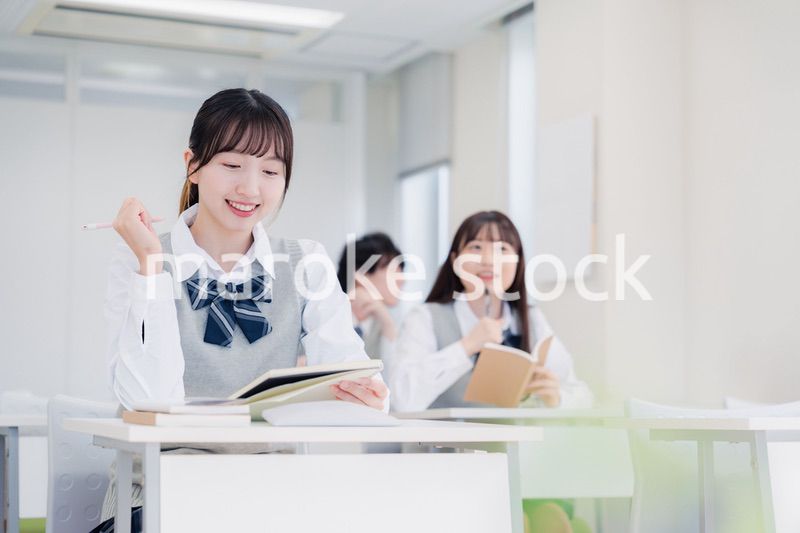 教室で授業を受ける学生