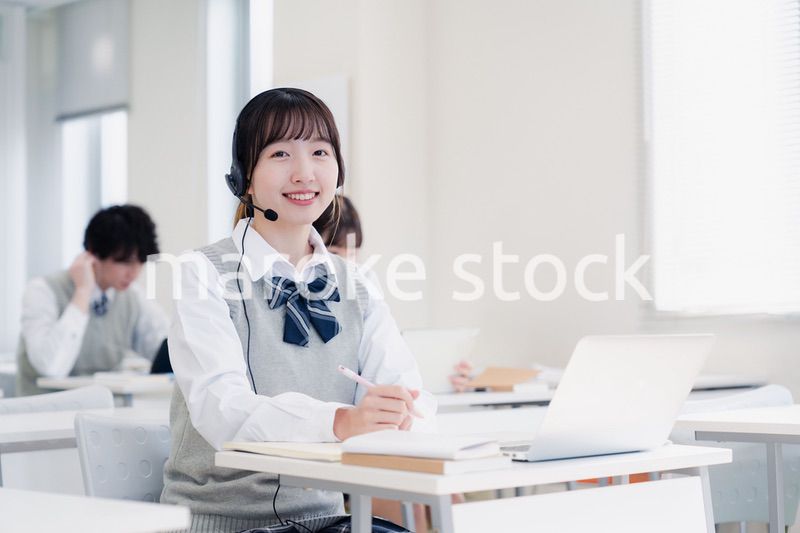 教室で授業を受ける学生