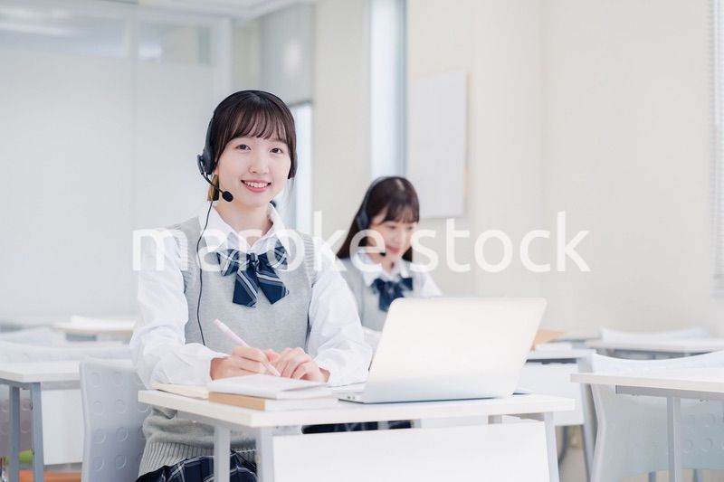 教室で授業を受ける学生