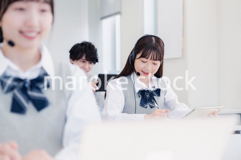 教室で授業を受ける学生