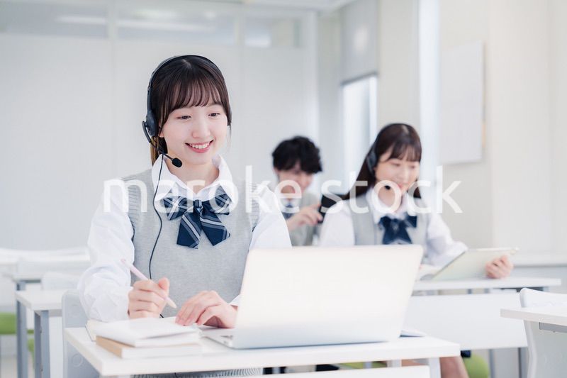 教室で授業を受ける学生