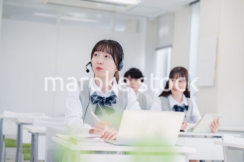 教室で授業を受ける学生