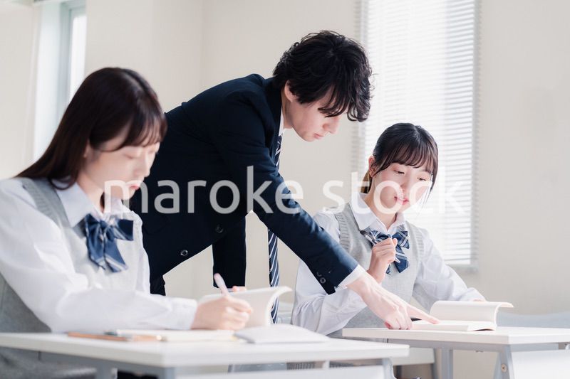 教室で授業を受ける学生