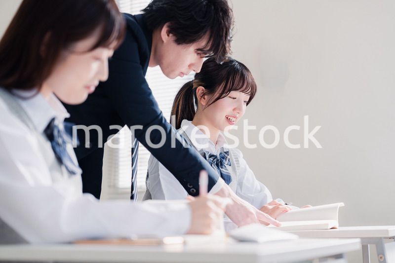 教室で授業を受ける学生