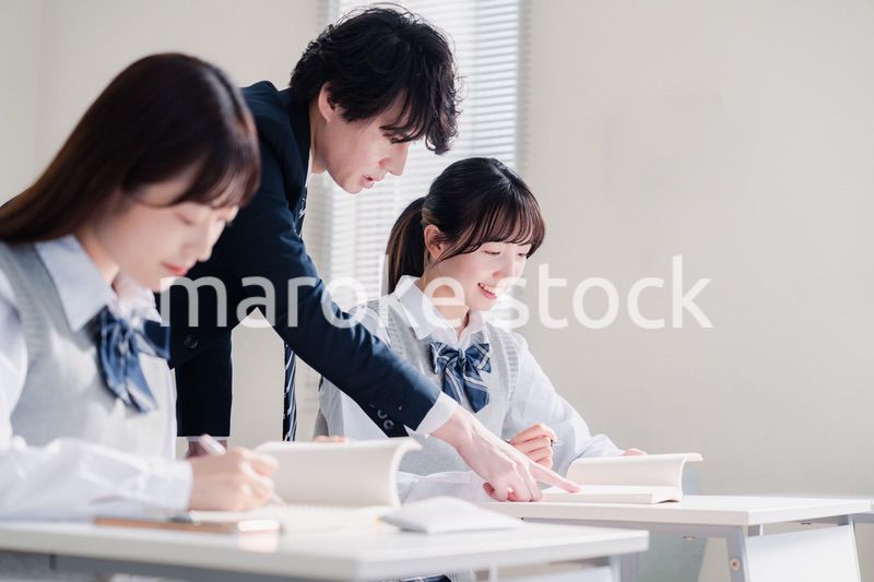 教室で授業を受ける学生