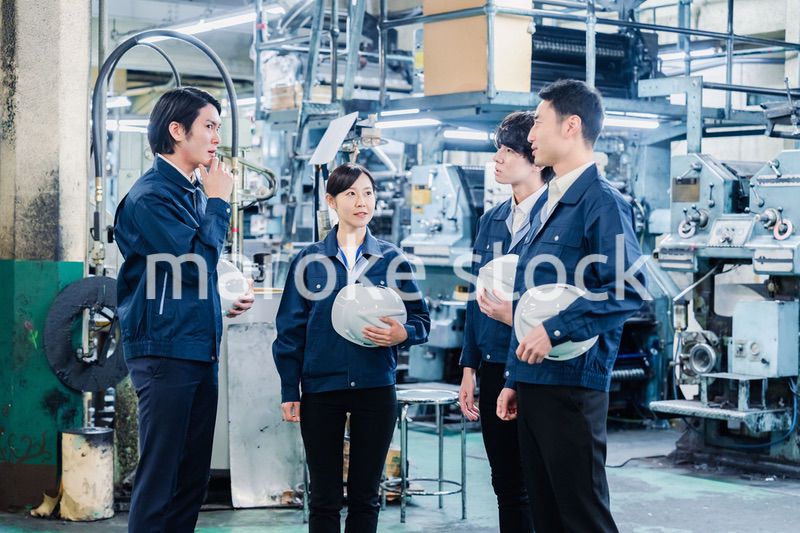 工場労働者の集合写真