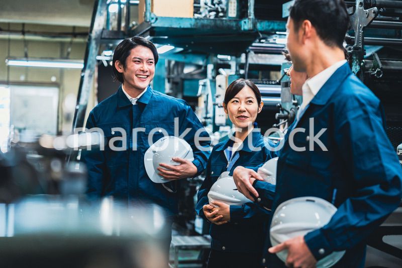 現場で情報共有をする労働者