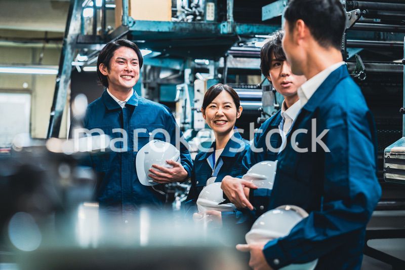 現場で情報共有をする労働者