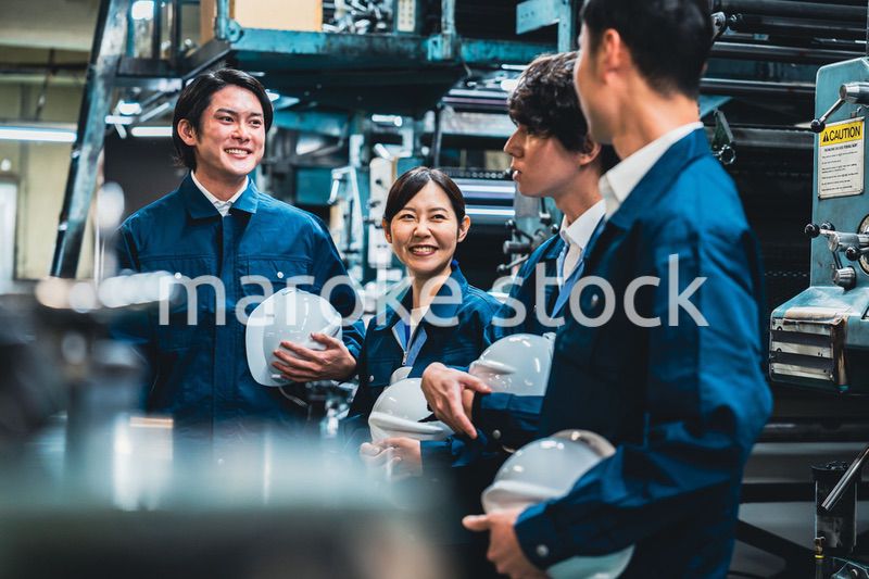 現場で情報共有をする労働者