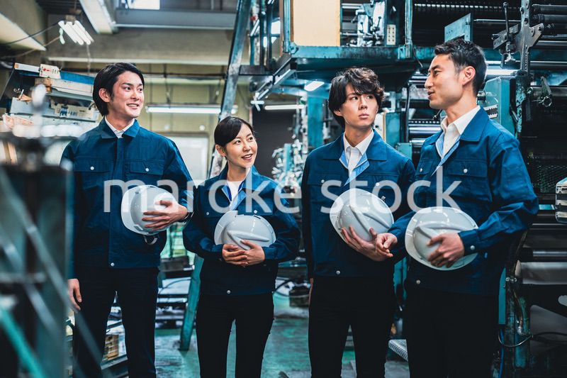 現場で情報共有をする労働者