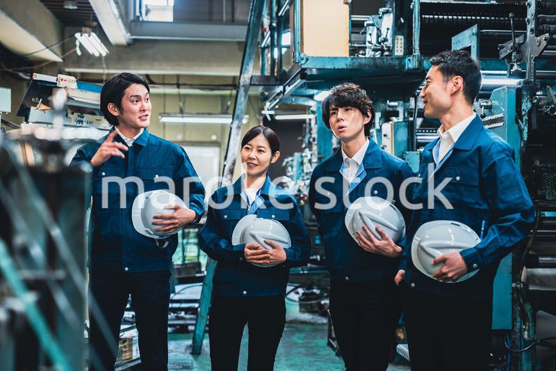 現場で情報共有をする労働者