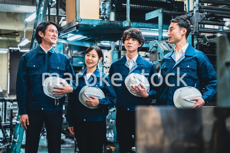 現場で情報共有をする労働者