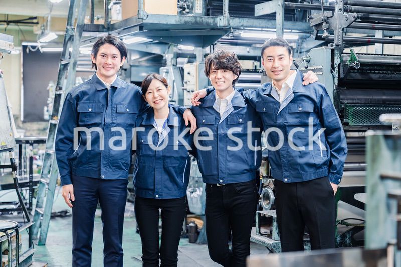 仲良く肩を組む工場スタッフ