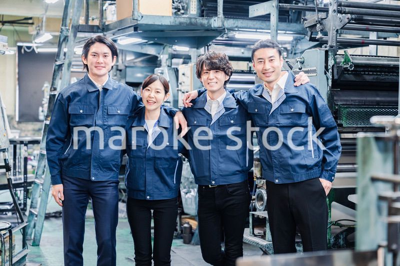 仲良く肩を組む工場スタッフ