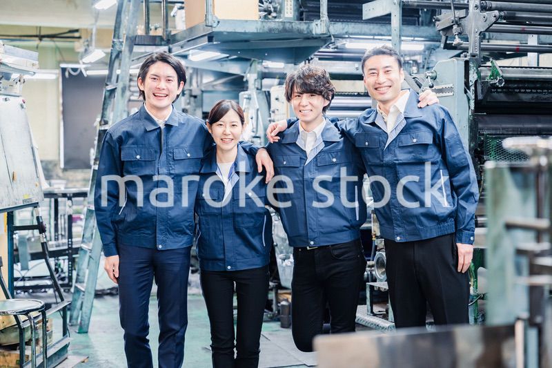 仲良く肩を組む工場スタッフ