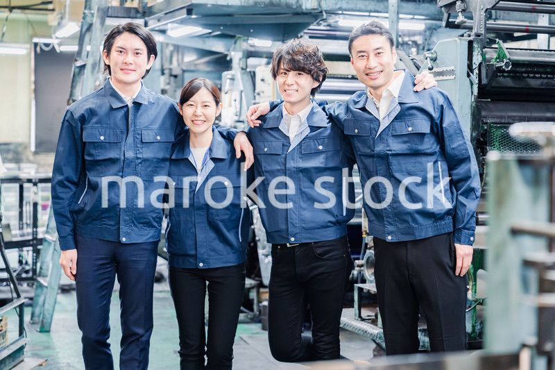 仲良く肩を組む工場スタッフ