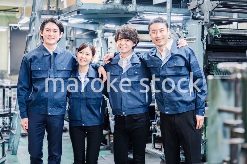 仲良く肩を組む工場スタッフ