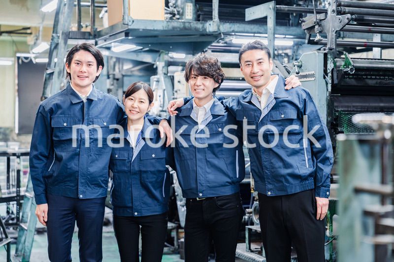 仲良く肩を組む工場スタッフ