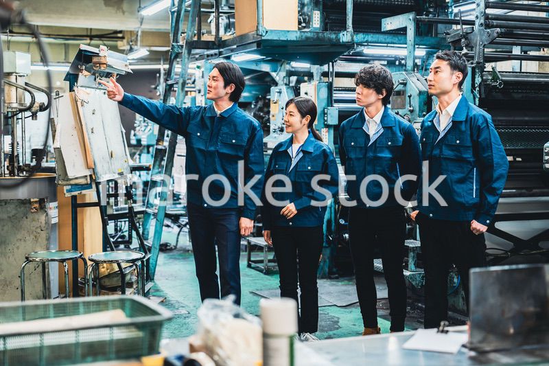 現場で情報共有をする労働者