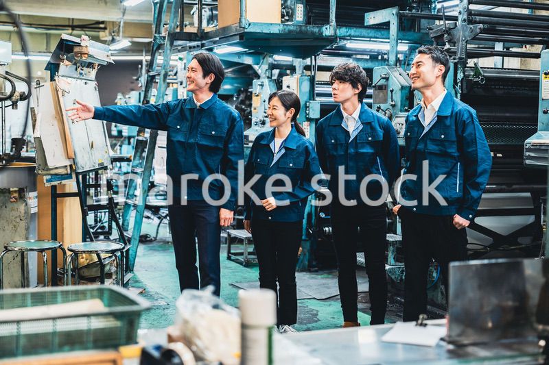 現場で情報共有をする労働者